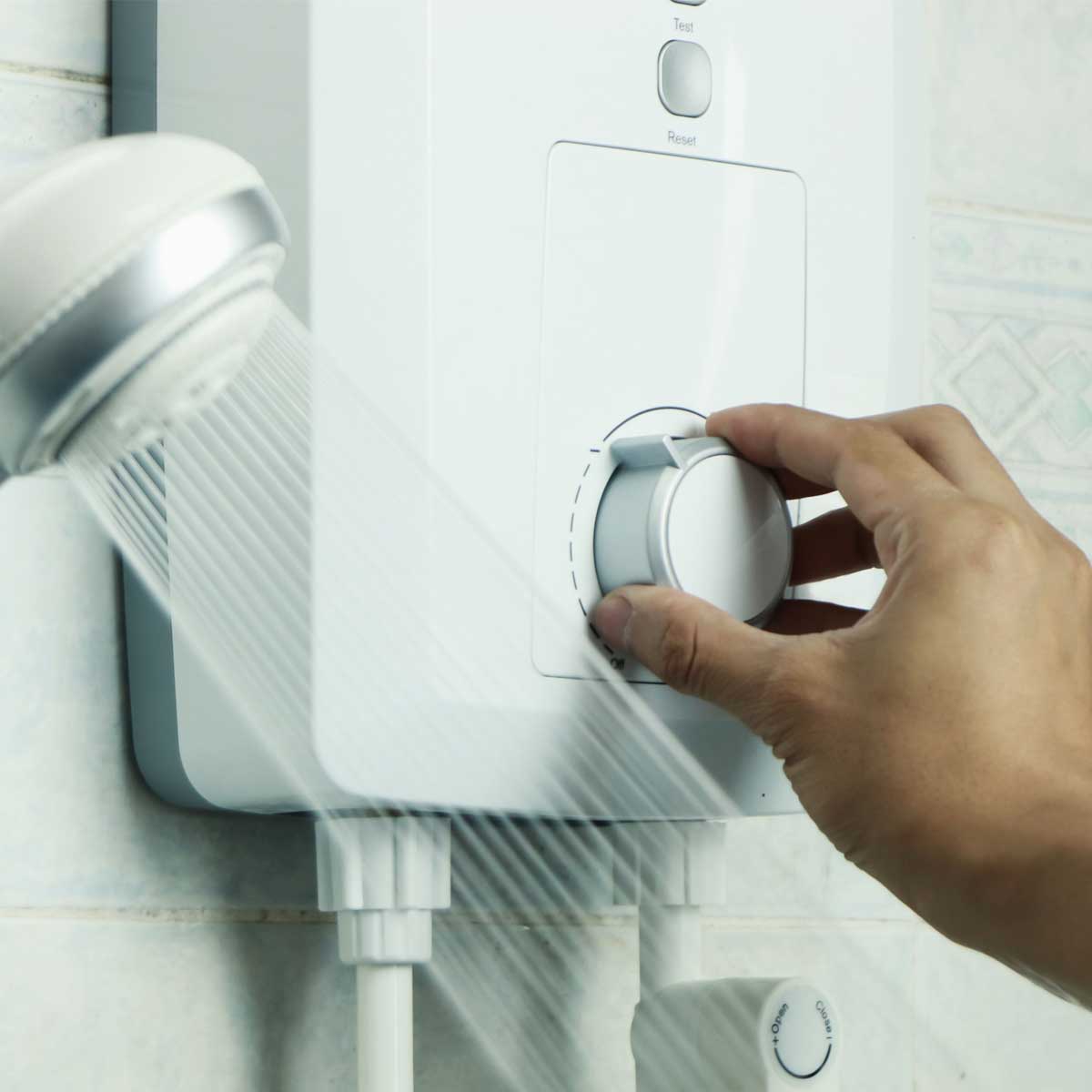 Technicien intervenant sur un chauffe-eau Fleck en Gironde